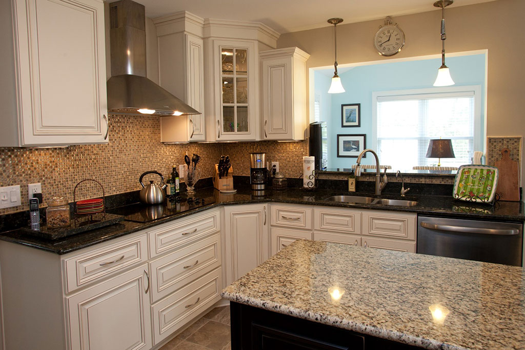 Using Two Granite Colors In The Kitchen
